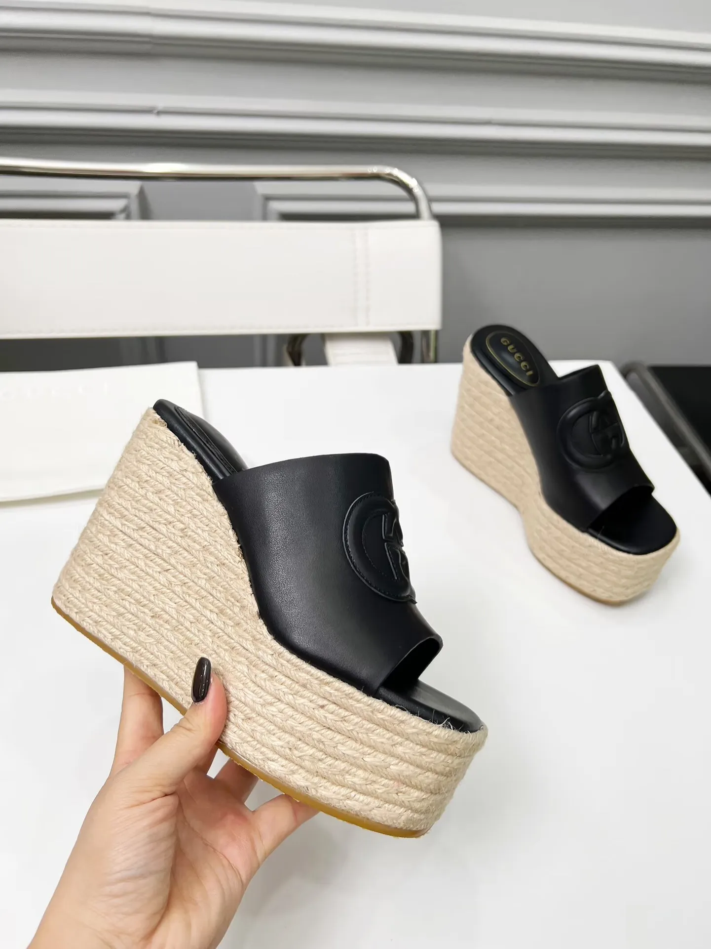👟👟Ex-factory price 460👟👟 Gucci’s new slippers, fashionable, high-end and full of personality✅ Very stable, comfortable and durable for daily use, convenient and unique for daily matching, a must-have classic for summer, the upper is made of GUCCI brand stitching Fabric: cowhide Lining/feet: sheepskin Platform height: 11cm Color: black, white, brown, burgundy, pink Code number: 35-42 (41 and 42 need to be customized) Packaging: Comes with cloth bag and card.